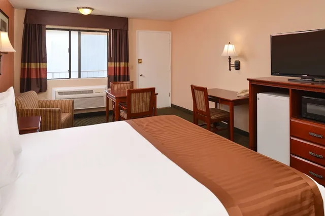 Suite, King Bed, Jetted Tub, Americas Best Value Inn & Suites-East Bakersfield 2/3