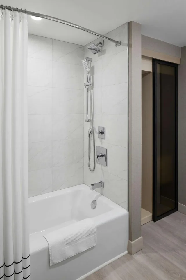 Guest Room, 2 Queen Beds, Concierge Level، Toronto Airport Marriott 4/6