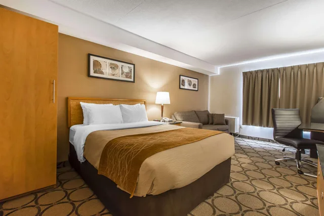 Room, Queen Bed, Comfort Inn Sault Ste Marie ON 3/6