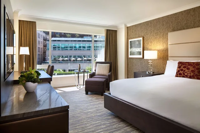 Fairmont, Queen Bed, City View، Fairmont Waterfront 1/2