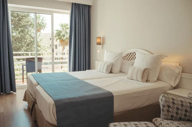 غرفة بسرير مزدوج بإطلالة على المسبح بشرفة، Hotel ROC Oberoy Adults Only +16 2/5