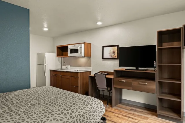 جناح بسرير كينج لذوي الإعاقة، WoodSpring Suites Port Orange - Daytona Beach 2/3