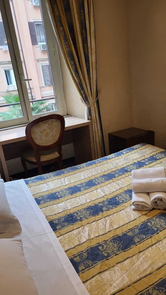 Room, Queen Bed, Deluxe Rooms 3/4