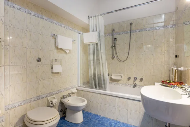 غرفة ثلاثية بسرير كوين وسرير فردي بغرفة نوم واحدة، Hotel Collodi 3/6