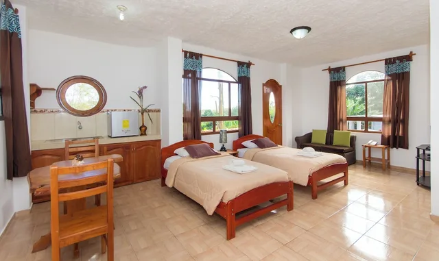 جناح عائلي بسريرين منفصلين وسرير كينج بإطلالة على الحديقة بشرفة بغرفتي نوم، Twin Lodge Galapagos Hotel 7/9