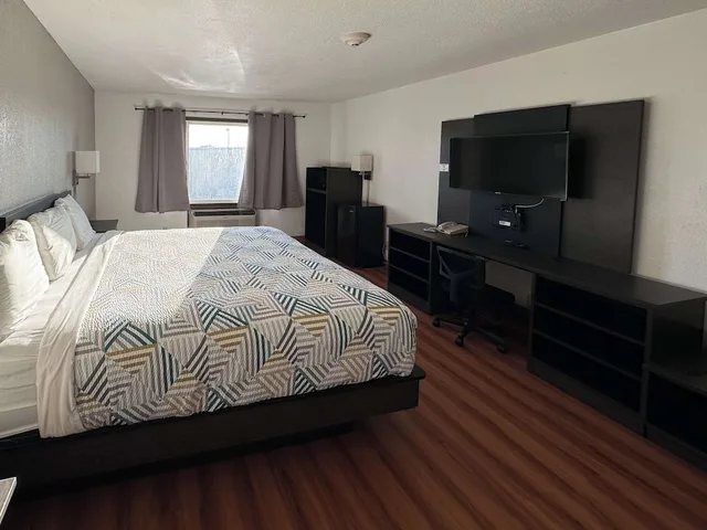 Deluxe, King Bed, Motel6 Fond Du Lac, WI 3/7