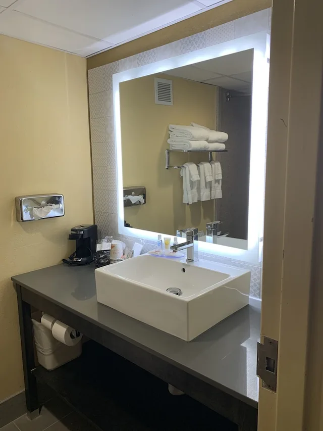 جناح بسرير كينج مع أريكة، Quality Inn Asheboro South NC 5/5