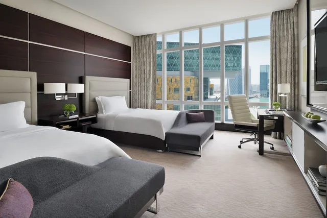 غرفة ديلوكس بسريرين منفصلين بإطلالة على المدينة، Rosewood Abu Dhabi 5/6
