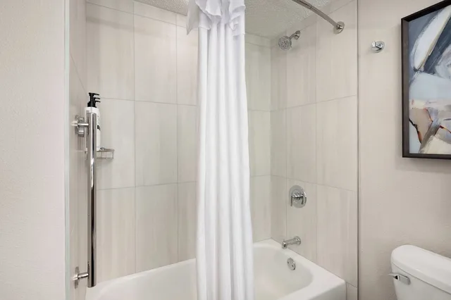 غرفة بسرير كينج مع أريكة لذوي الإعاقة، Embassy Suites by Hilton Lexington UK Coldstream 6/10