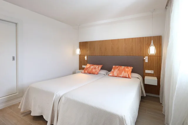 Basic, Family, Twin Beds, Sofa, Iberostar Waves Playa de Muro 2/5