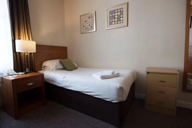 غرفة مفردة بسرير فردي، Angus Hotel 2/7