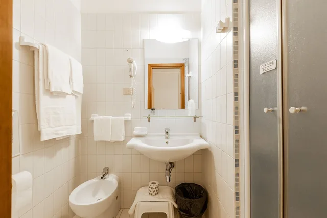 غرفة قياسية ثلاثية بسرير كوين وسرير فردي، Hotel Nuova Grosseto 3/3