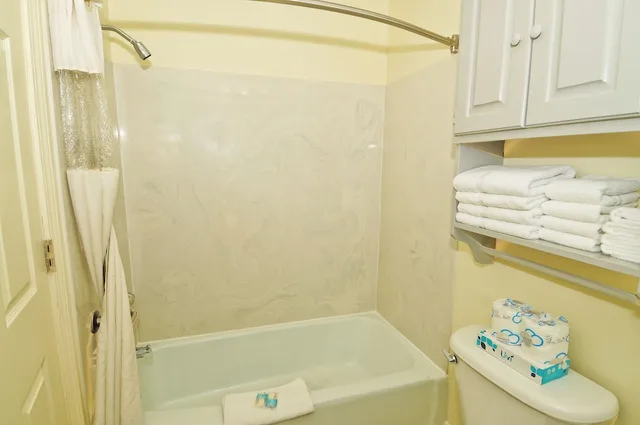 1 Bedroom, Efficiency, 2 Queen Beds, Side View، Holiday Sands South 2/2