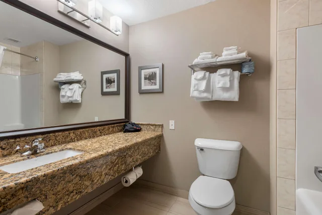 Hai, 2 Queen Beds، Best Western Plus Fernie Mountain Lodge 6/6