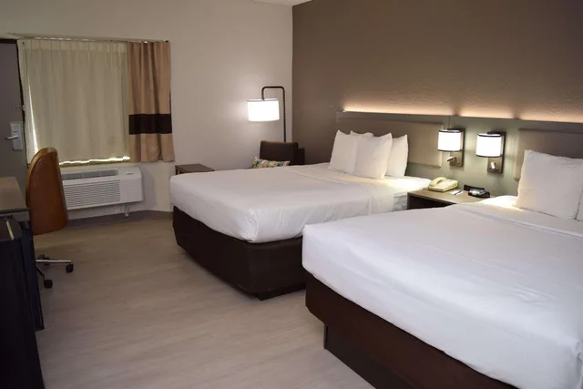 غرفة بسريرين كوين لذوي الإعاقة، Comfort Inn & Suites Syracuse-Carrier Circle 1/10