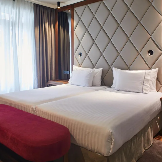 غرفة ثلاثية بسرير فردي بشرفة، Hotel Silken Palacio Uribarren 1/3