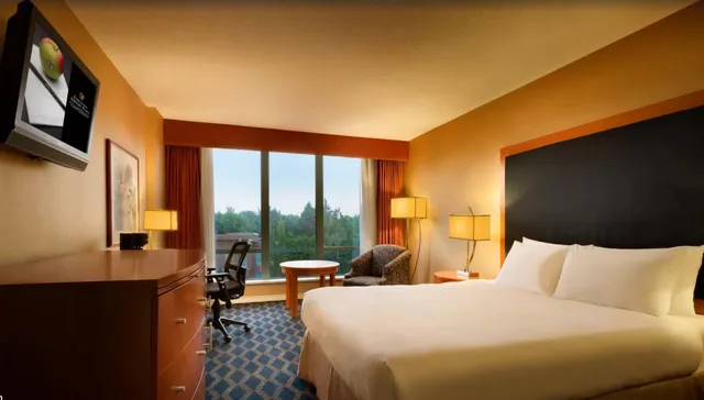 Room, Queen Bed, Executive Hotel Vancouver Airport 2/3
