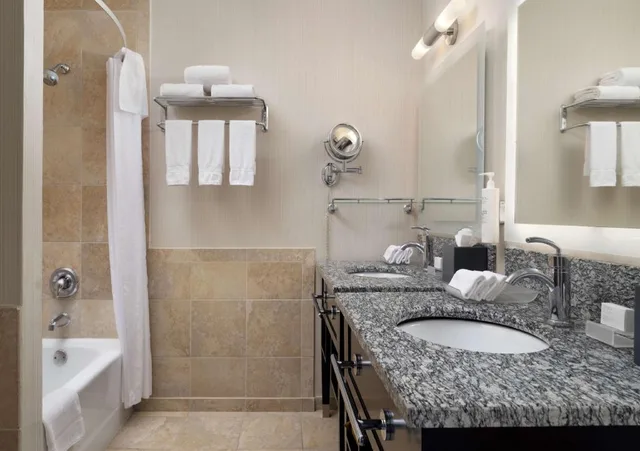 1 Bedroom, Suite, King Bed, 2 Bathrooms, Sofa, Corner، Homewood Suites By Hilton Chicago Downtown/Magnificent Mile 2/2