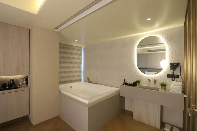 Grand, Premium, King Bed, Bathtub, Dragonfly Hotel 4/4