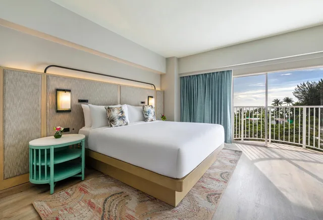 غرفة بريميوم بسرير كينج وسرير بطابقين، Crowne Plaza Resort Saipan an IHG Hotel 1/2