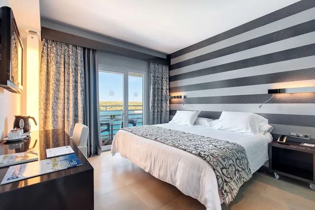 غرفة سوبيريور بسرير كينج بإطلالة على البحر، Barcelo Hamilton Menorca - Adults Only 5/8