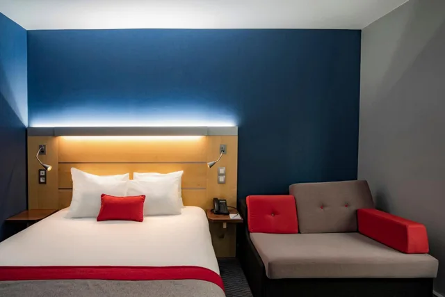 غرفة قياسية بسرير مزدوج بإطلالة على القناة مع أريكة، Holiday Inn Express Paris - Canal de la Villette 1/3