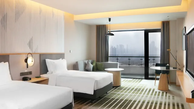 غرفة قياسية بسريرين منفصلين بشرفة، Holiday Inn & Suites Wuhan International Expo 1/2