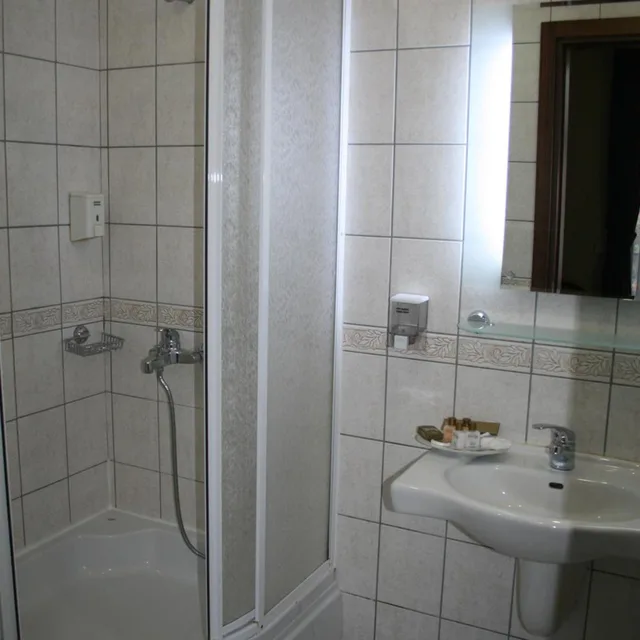 غرفة ثلاثية بإطلالة على الحديقة، NYSA HOTEL 3/5