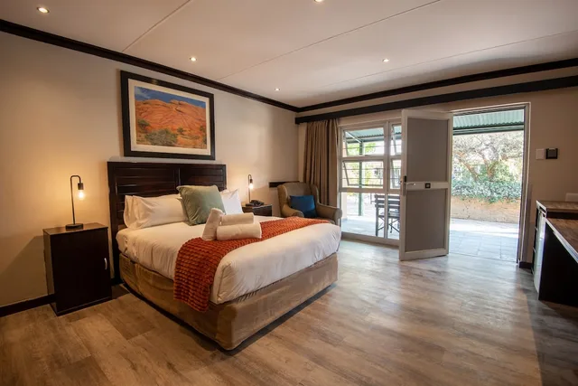 Luxury, Queen Bed, Pool View, Arebbusch Travel Lodge 2/8