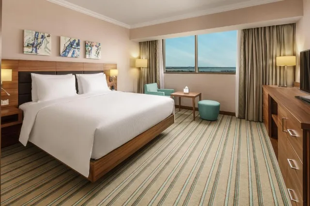 جناح بسرير كينج وسريرين منفصلين بغرفتي نوم، هيلتون جاردن إن الجبيل(Hilton Garden Inn Al Jubail) 1/4