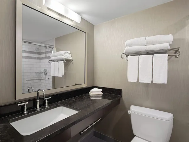 غرفة قياسية بسريرين كوين في طابق منخفض، Holiday Inn Calgary- Airport 9/10