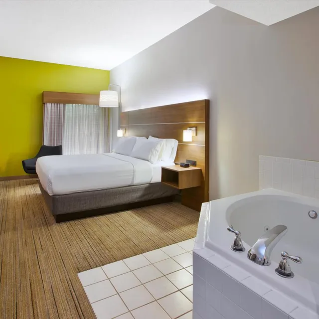 غرفة بسرير كينج بحوض جاكوزي، Holiday Inn Express Hotel And Suites Cincinnati Northeast Milford 4/5