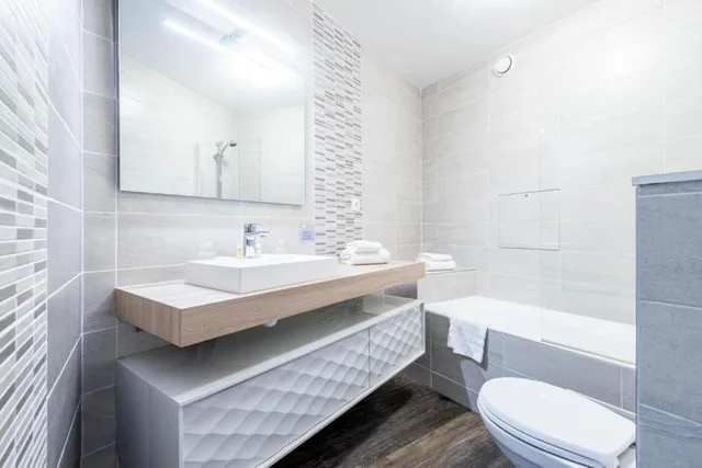 Comfort, Queen Bed, Water Front, Balcony، Best Western Hotel Le Crystal Dinard 10/10
