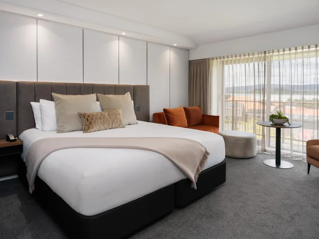 Room, King Bed, Lake View, Millennium Hotel Rotorua 3/6