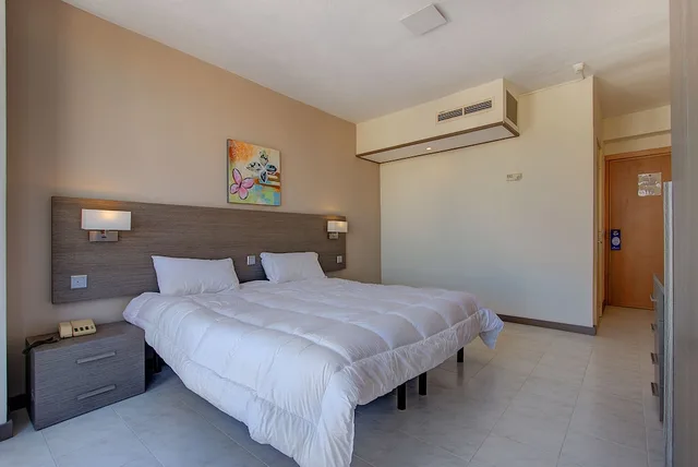 غرفة بسريرين منفصلين بإطلالة على المدينة بشرفة، Primera Hotel 2/6