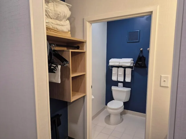 Suite, 2 King Beds, Sofa, Bathtub, Spark by Hilton Lancaster 9/10