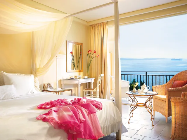 غرفة بسرير مزدوج أو سريرين منفصلين بإطلالة على البحر، Grecotel Eva Palace 1/2