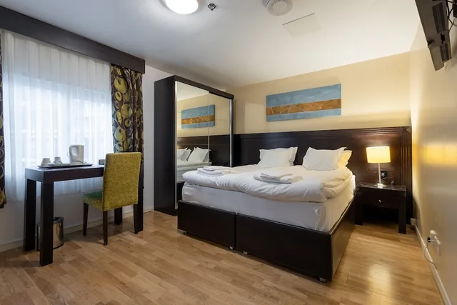 Atrium, Medium, Queen Bed، Injoy Premium Solna 1/10