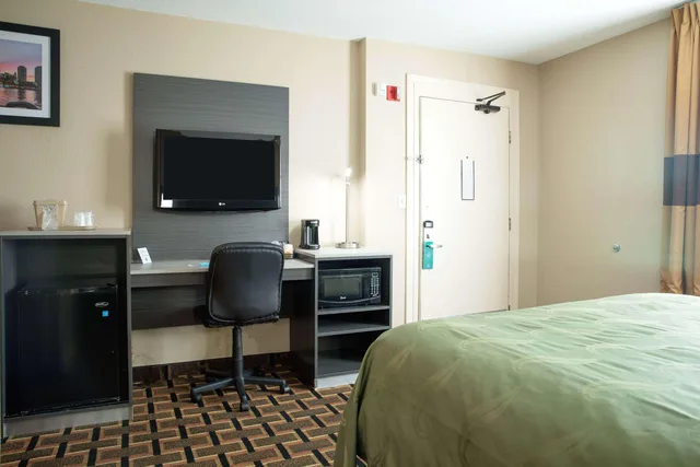 Room, Queen Bed, Quality Inn Raynham - Taunton 1/5