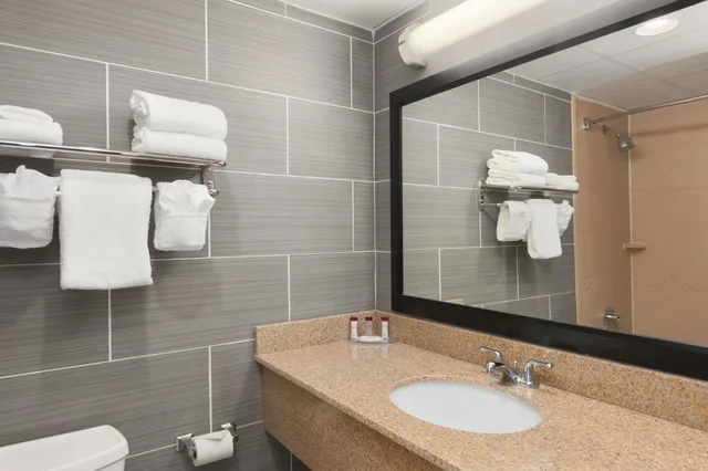 غرفة قياسية بسريرين كوين، Ramada By Wyndham Rochelle Park Near Paramus 4/4