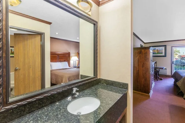 جناح بإطلالة على البحيرة، Ramada By Wyndham Mackinaw City Waterfront 1/1