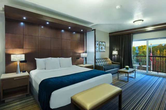 جناح بسرير كينج بإطلالة على النهر بشرفة مع أريكة، Oxford Suites Downtown Spokane 1/3