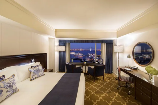 غرفة بريميوم بسرير كينج بإطلالة على المرفأ مع دخول صالة النادي، InterContinental Yokohama Grand 1/2