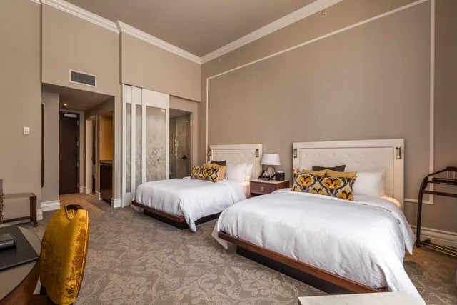 Classic, King Bed, 2 Queen Beds, Hotel Birks Montreal 3/10