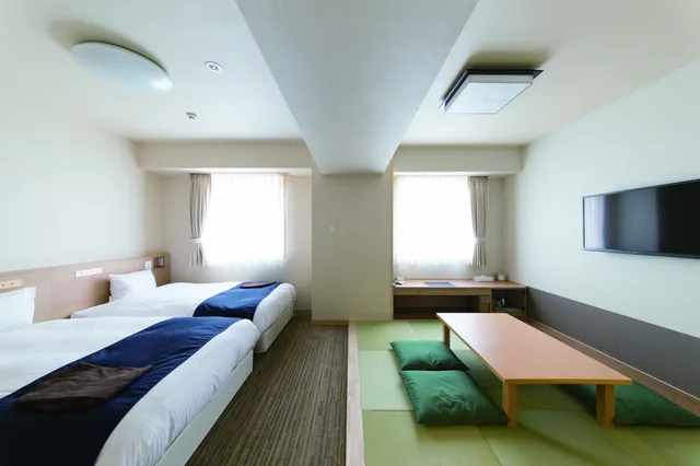 غرفة يابانية غربية بسريرين منفصلين وفرشتي فوتون، Hotel WBF Grande Asahikawa 2/3