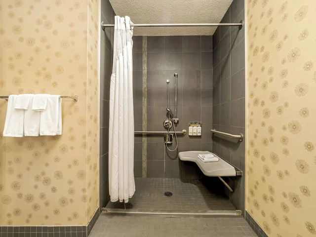 غرفة قياسية بسرير كوين لذوي الإعاقة، HOLIDAY INN LETHBRIDGE 10/10
