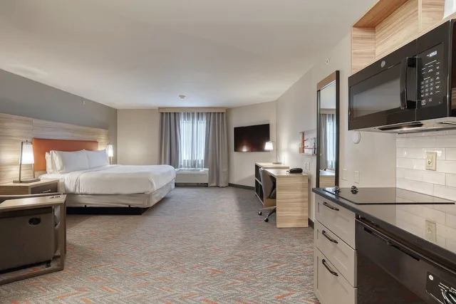 جناح بسرير كوين بحوض استحمام لذوي الإعاقة، Candlewood Suites Milwaukee Airport-Oak Creek 5/7
