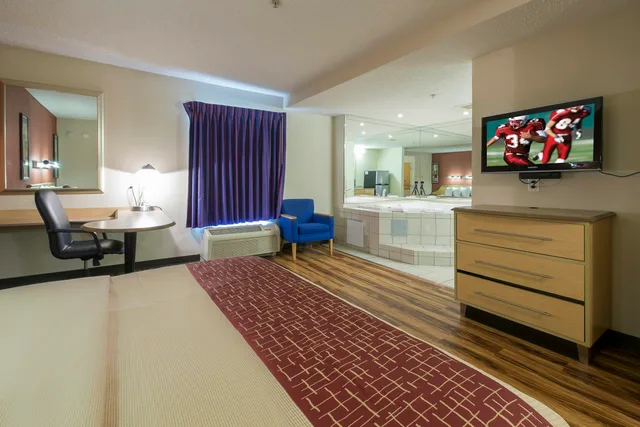 جناح بسرير كينج بحوض جاكوزي للمدخنين، Red Roof Inn & Suites Philadelphia - Bellmawr 3/9