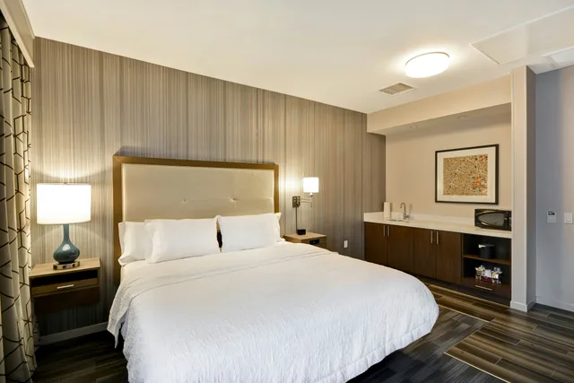 Studio, King Bed, Accessible, Hampton Inn And Suites Los Angeles Burbank Airport 1/2