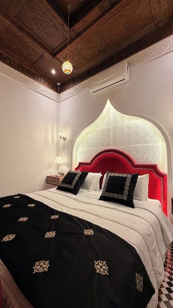 جناح ديلوكس بسرير كينج بإطلالة على الفناء بغرفة نوم واحدة، Riad Fes Palais Bab Sahra & Cooking Workshops 1/9